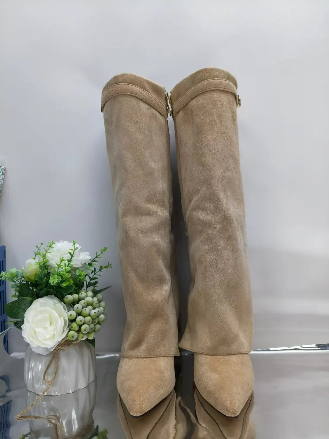 Grandes bottes élégantes en daim beige pour dames avec bout pointu au genou et boucles en métal par Gucci Style