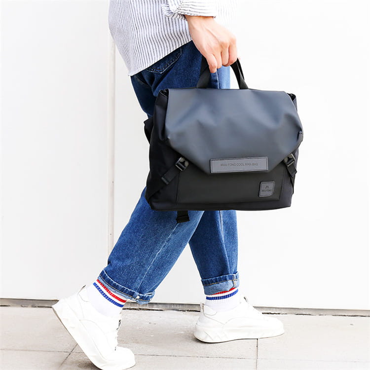 Sac messager gris et noir moderne, parfait pour un sac à bandoulière décontracté de grande capacité pour homme.