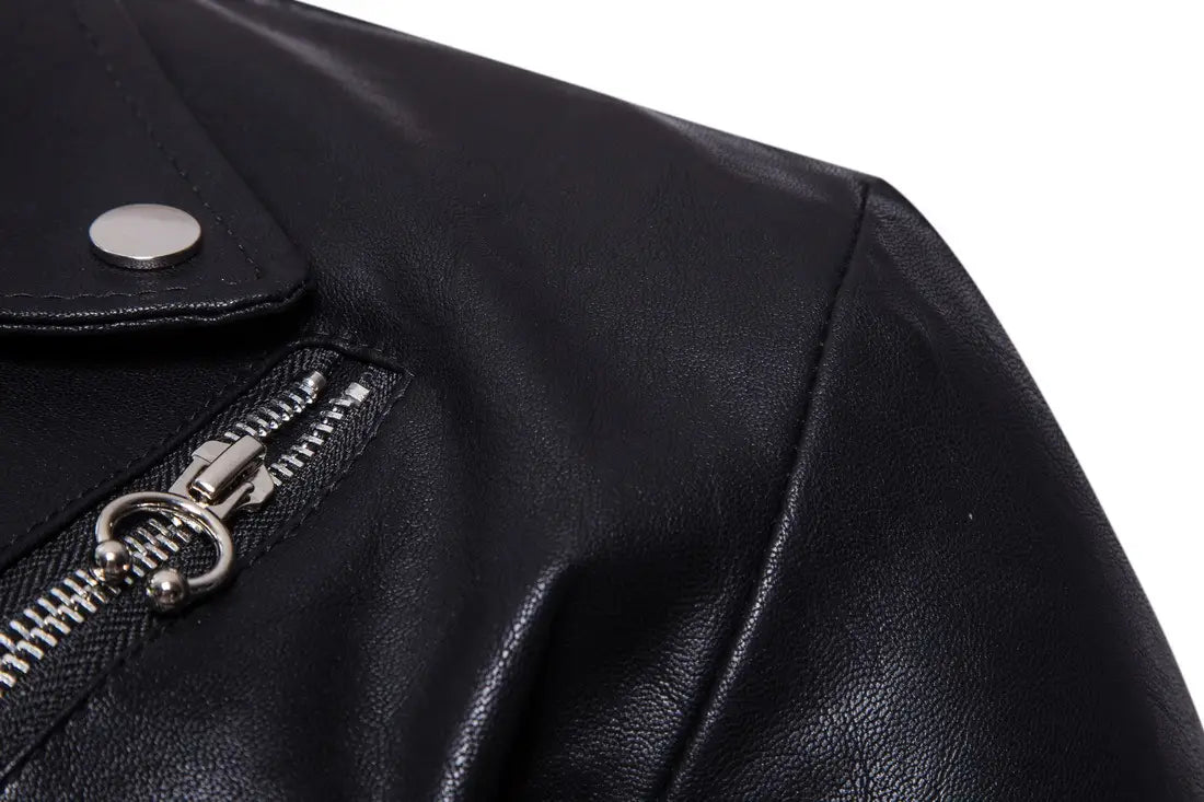 Veste de moto en cuir noir avec fermeture éclair métallique pour un style robuste en faux cuir.