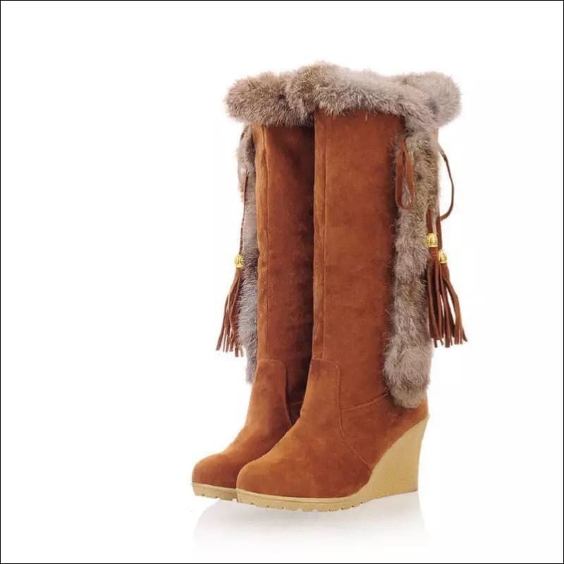 Des bottes compensées en faux daim beige avec une bordure en fourrure et des pompons pour le style et le confort.