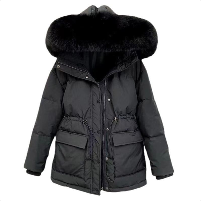 Schwarzer Winterparka mit Fellkragen, Kapuze und Fronttaschen für gemütlichen Style.