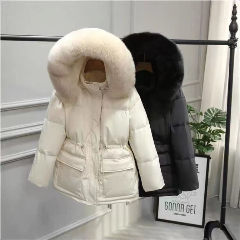 Weißer Winterparka mit gestepptem, großem Pelzkragen, Kapuze und Vordertaschen.