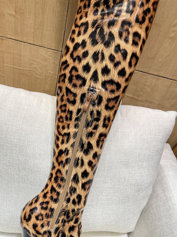 Leopard-print leggings or tights worn on a leg.