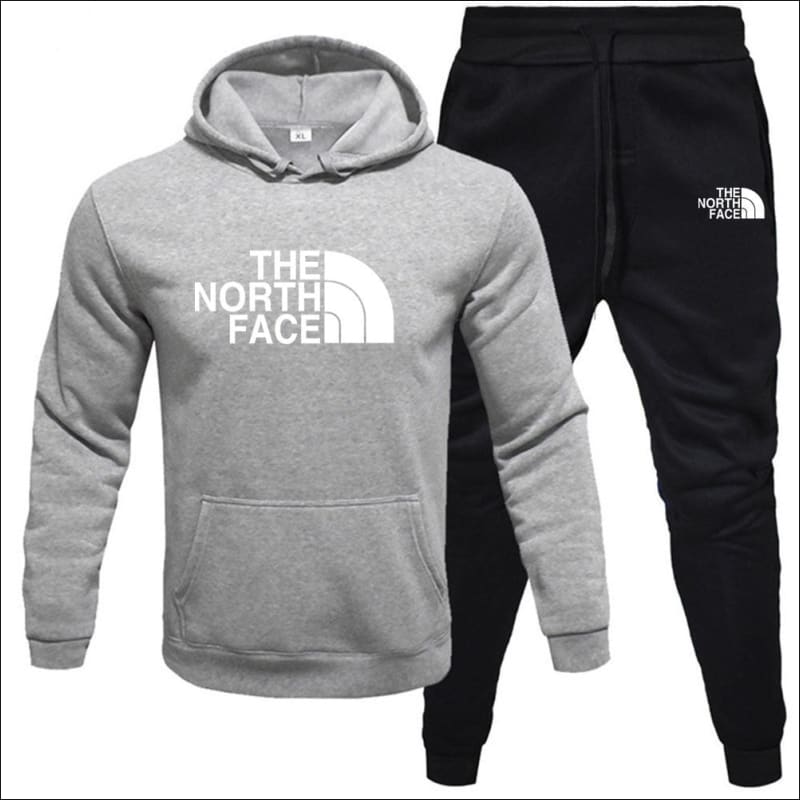 Grauer North Face Printed Fleece Hoodie mit schwarzer Jogginghose für ultimativen Komfort.