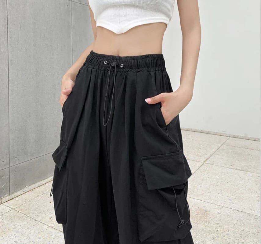 Women’s black wide and baggy leg cargo pants with high waist